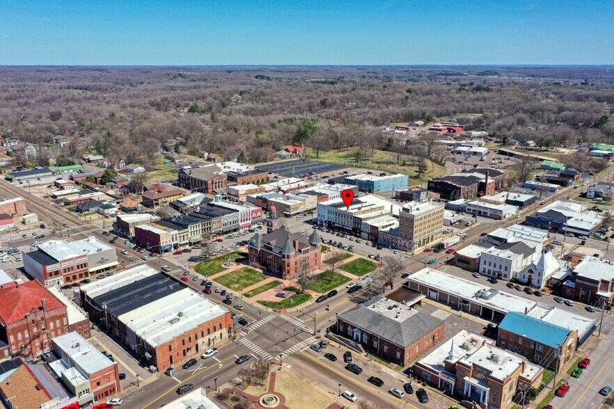 More Photos Of 121 N Poplar St, Paris Storefront Retail Residential For Lease