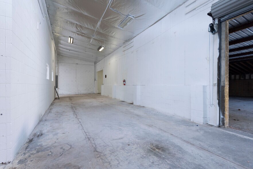 More Photos Of 2703 Southwest Dr, Los Angeles Warehouse For Lease
