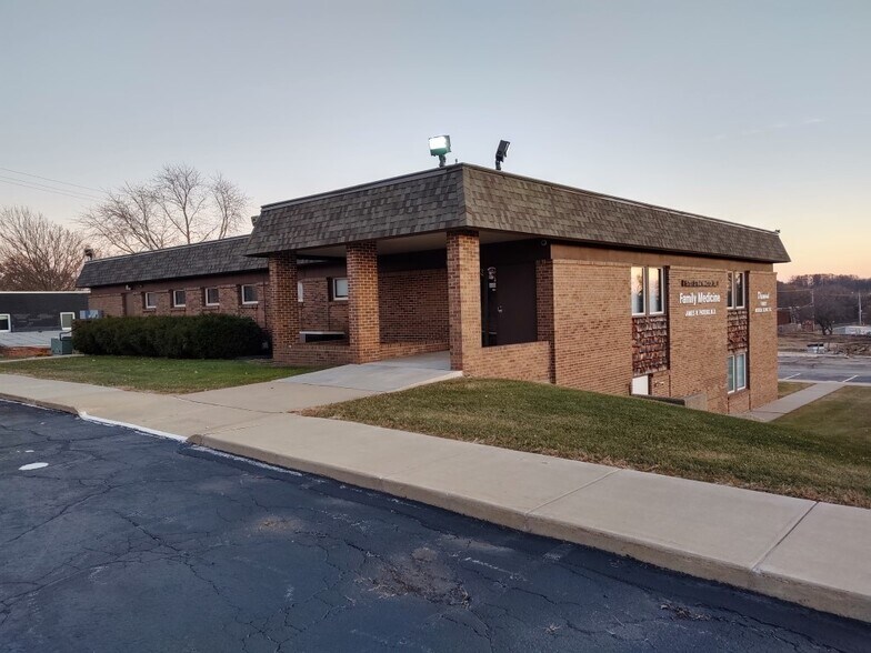 More Photos Of 5727 Strathmoor Dr, Rockford Medical For Sale