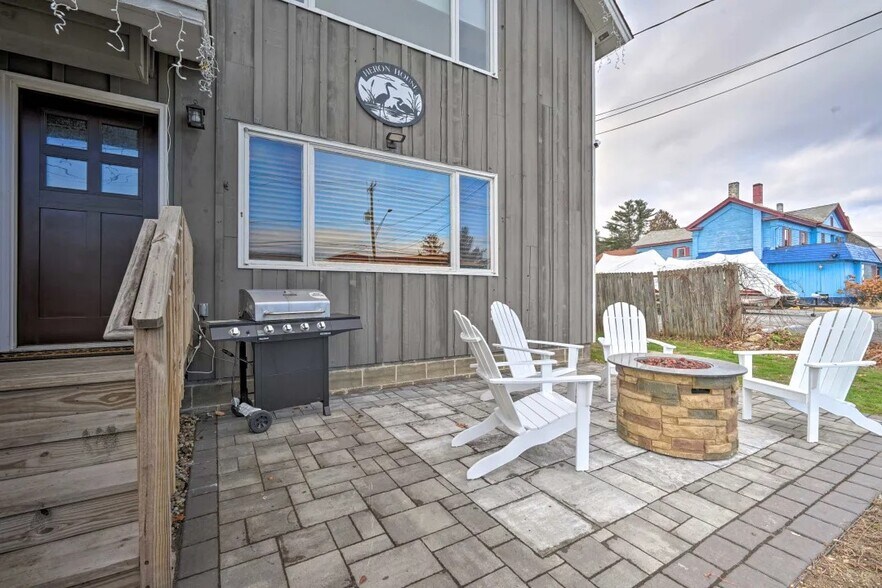 More Photos Of 77 Canada St, Lake George General Retail For Sale