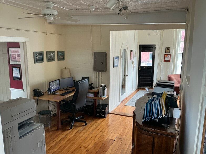More Photos Of 21 Spring St, Middletown Storefront Retail Residential For Lease