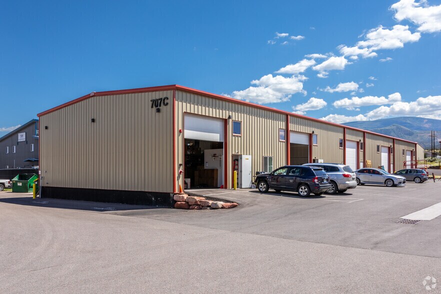 More Photos Of 707 Plane St, Gypsum Warehouse For Lease