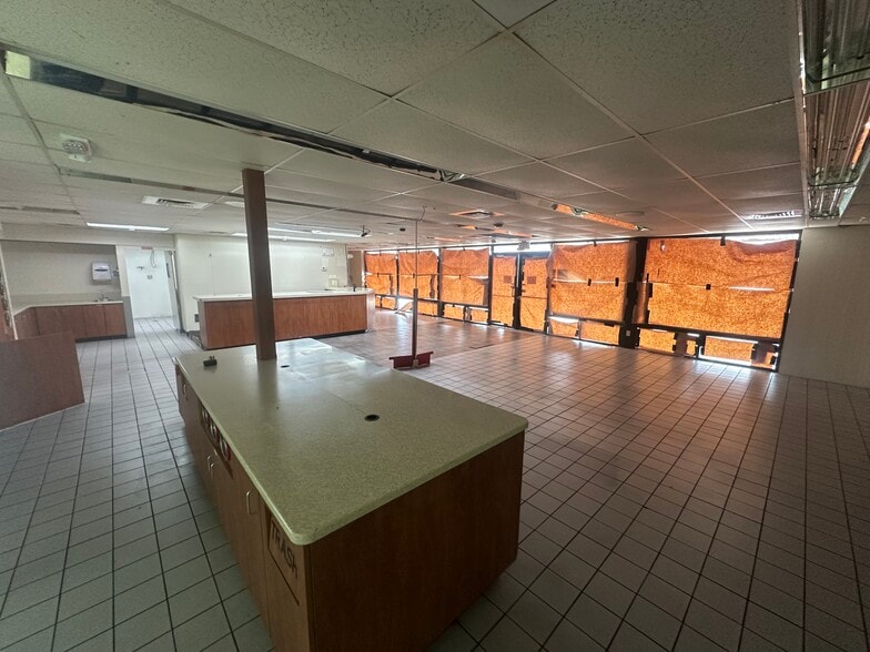 More Photos Of 2930 S National Ave, Springfield Service Station For Lease