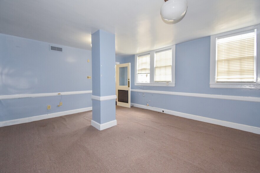 More Photos Of 82 Court Sq, Alexander City Flex For Sale