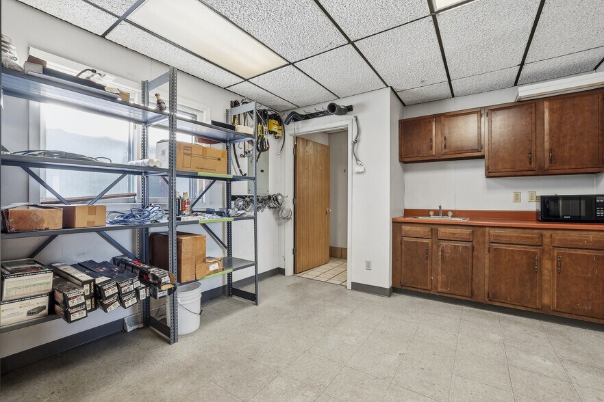 More Photos Of 5500 Prairie Dr, Plover Flex For Sale