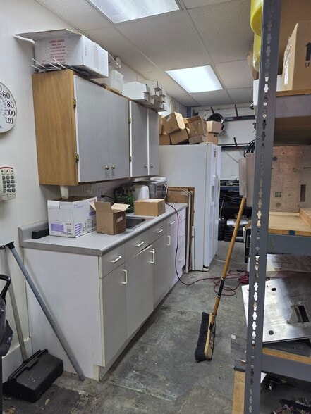 More Photos Of 104 S Rogers Rd, Irving Flex For Sale