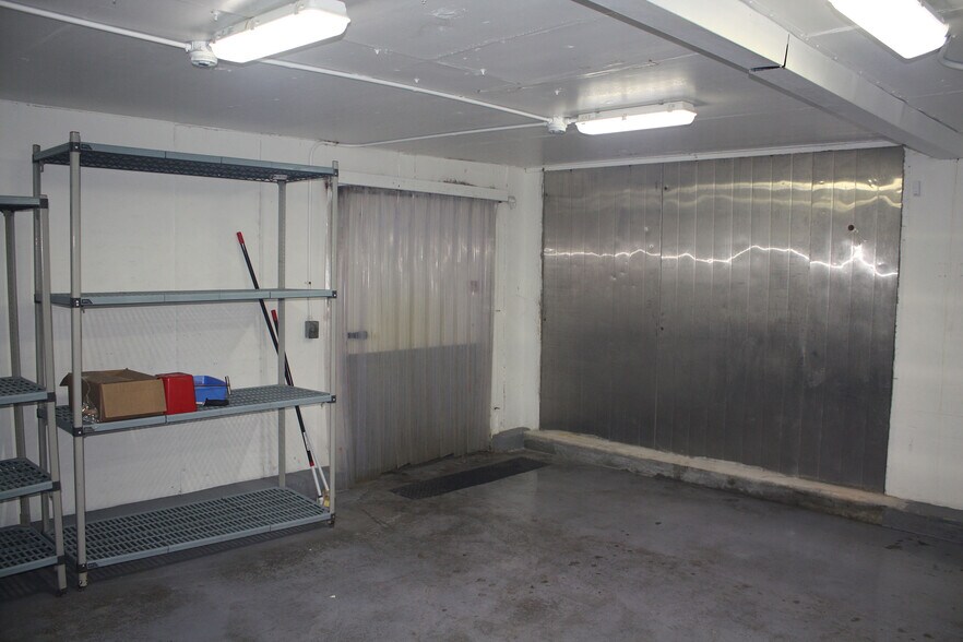 More Photos Of 174 NW 9th ave, Mulberry Distribution For Sale