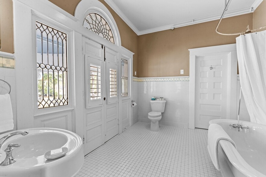 More Photos Of 738 E Main St, Belhaven Hotel For Sale