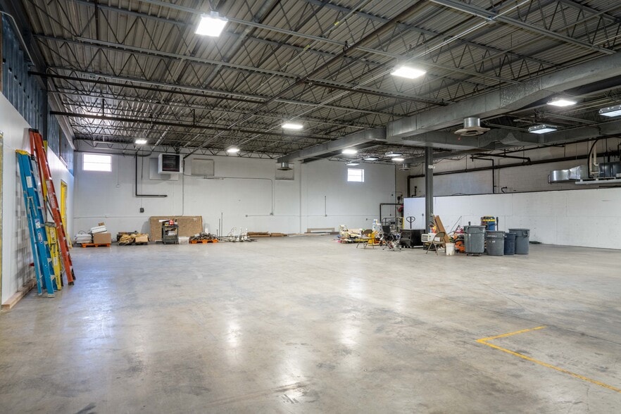More Photos Of 6 Britton Dr, Bloomfield Warehouse For Lease