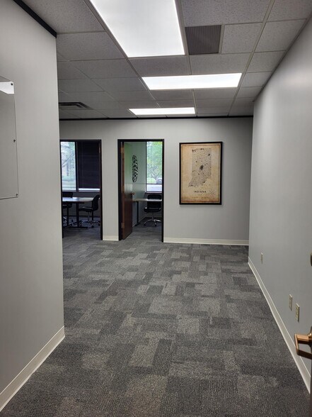 More Photos Of 8465 Keystone Crossing, Indianapolis Office Residential For Lease