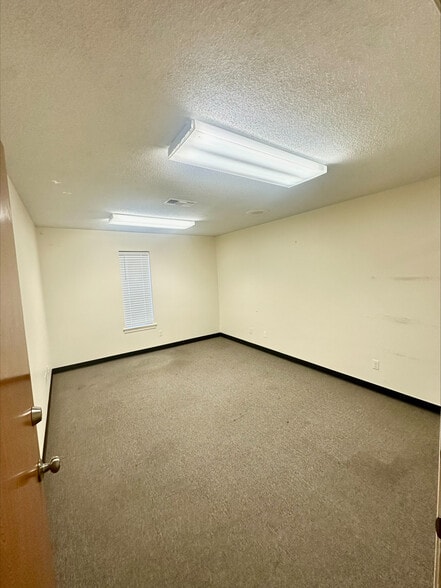 More Photos Of 327 Fowlkes St, Sealy Office For Lease
