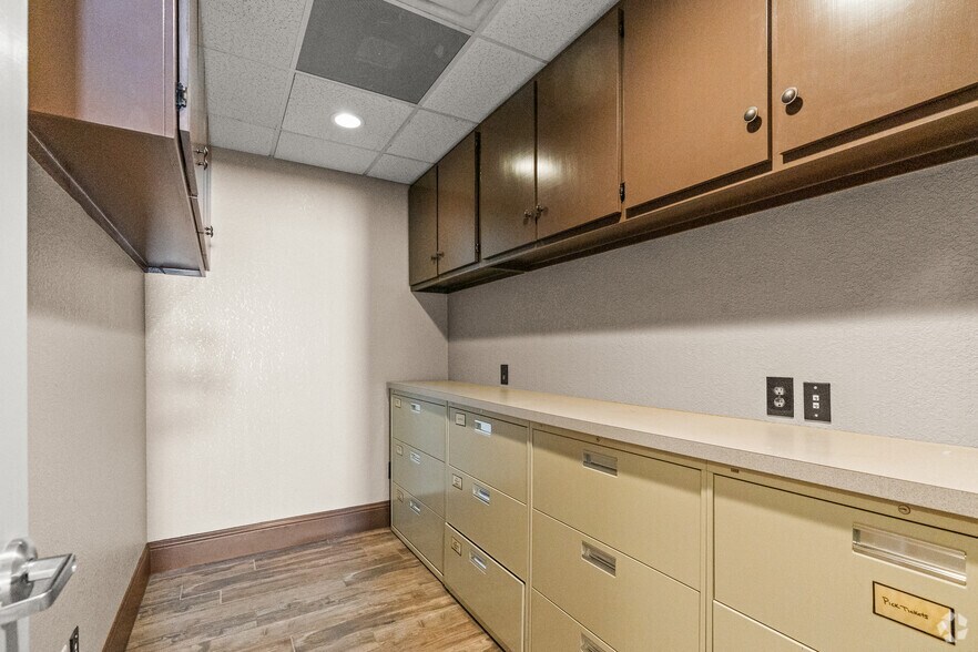 More Photos Of 421 Compton Ave, Irving Warehouse For Lease