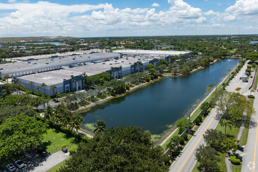 More Photos Of 720 S Powerline Rd, Deerfield Beach Warehouse For Lease