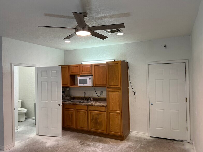 More Photos Of 17111 Highway 242, Conroe Self Storage For Lease