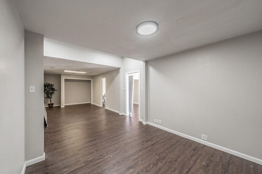 More Photos Of 7235 Glenview Dr, Richland Hills Office For Sale