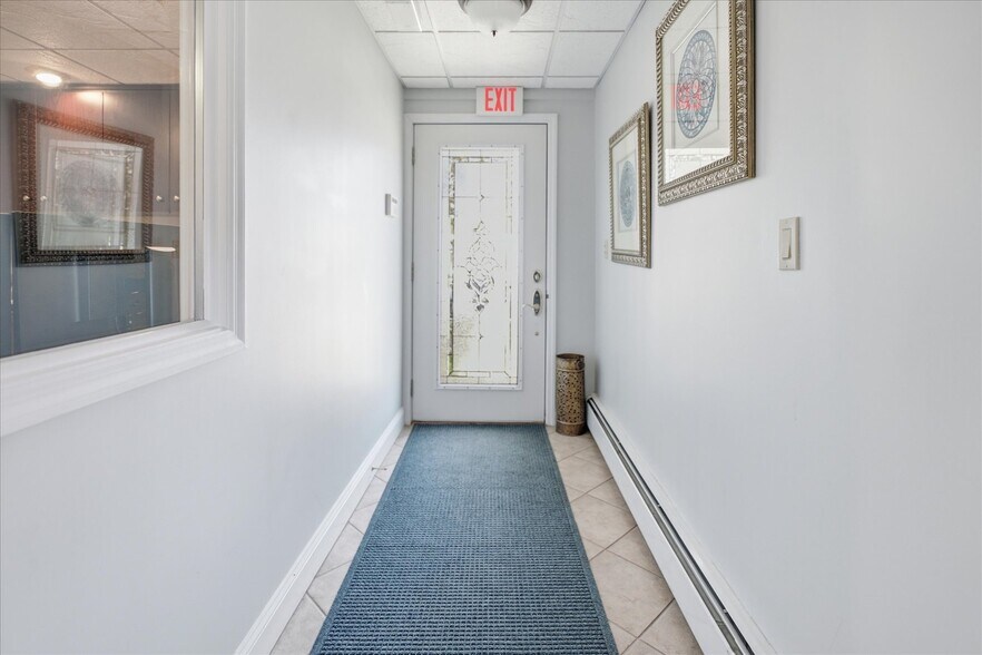 More Photos Of 20 Manor Rd, Smithtown Office For Sale