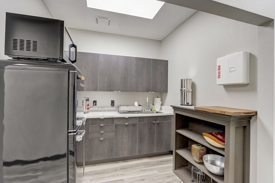 More Photos Of 860 N Parkway St, Jefferson Warehouse For Sale