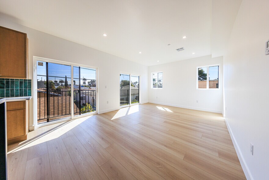 More Photos Of 2424 S West View St, Los Angeles Multifamily For Sale