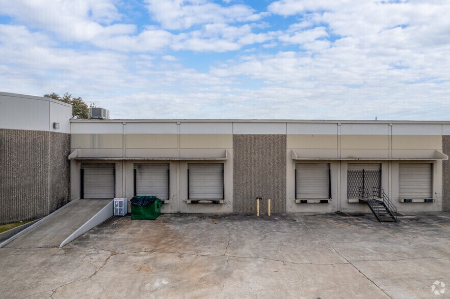 More Photos Of 9200-9230 Baythorne Dr, Houston Unknown For Lease