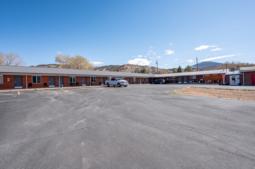 More Photos Of 91 E Main St, Bicknell Hotel For Sale