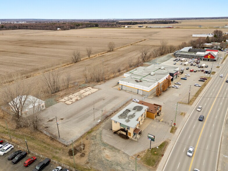 More Photos Of 2145 Boul Louis-Fréchette, Nicolet Department Store For Sale