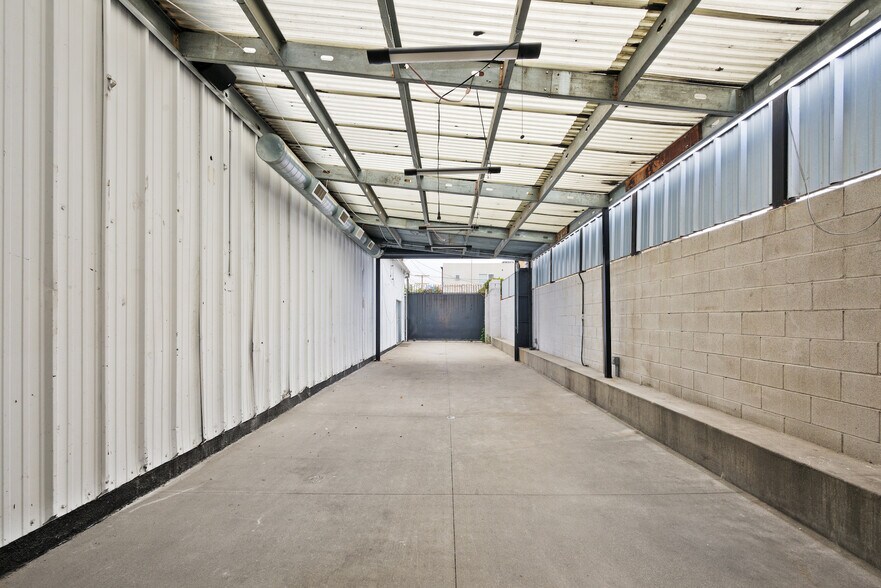 More Photos Of 3921 W Jefferson Blvd, Los Angeles Flex For Lease