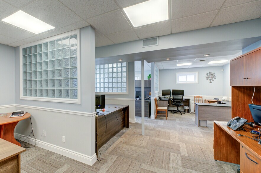 More Photos Of 127 Charing Cross St, Brantford Office For Sale