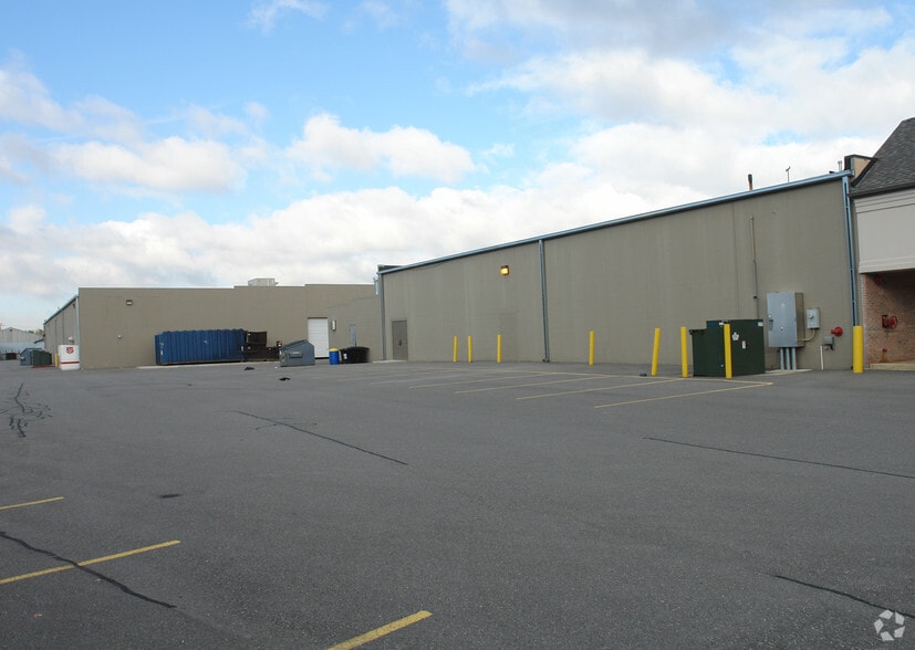 More Photos Of 1721-1985 E 37th Ave, Hobart Unknown For Lease
