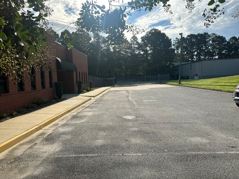 More Photos Of 515 Nine North Ct, Alpharetta Industrial For Lease