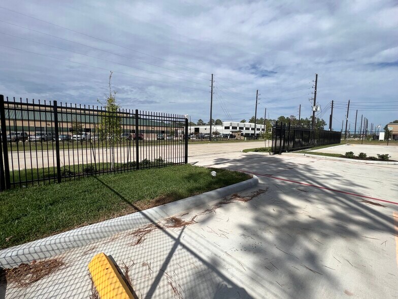 More Photos Of 18630 Intercontinental Crossing Dr, Houston Warehouse For Lease