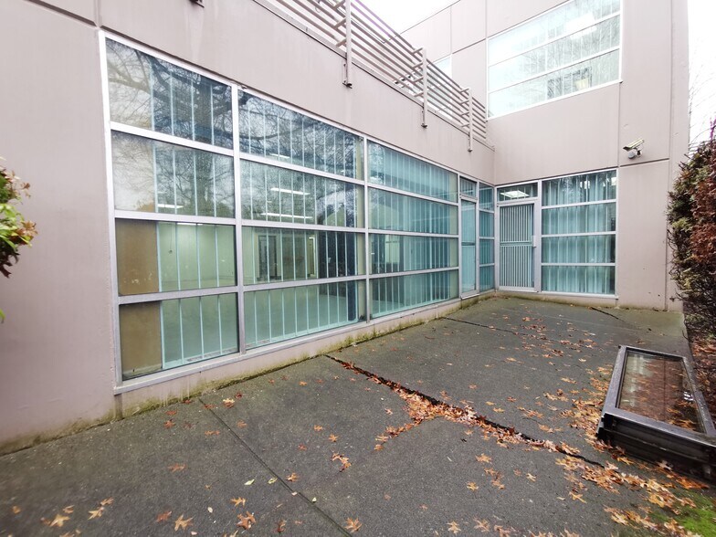 More Photos Of 3871 N Fraser Way, Burnaby Showroom For Lease