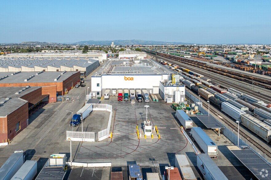 More Photos Of 4000 Noakes St, Commerce Refrigeration Cold Storage For Lease