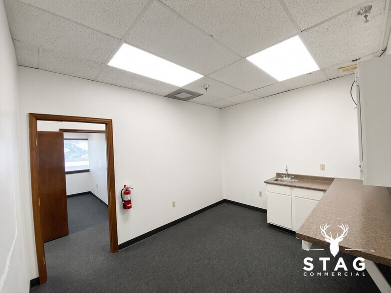 More Photos Of 3901 Airport Fwy, Bedford Office For Lease