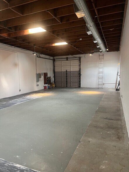 More Photos Of 5569 W Washington Blvd, Los Angeles Light Distribution For Lease
