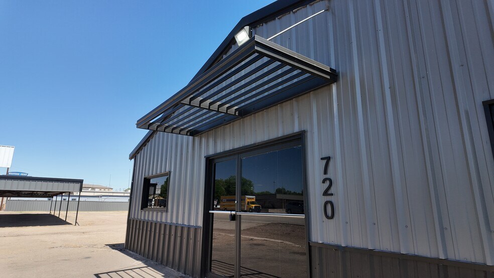 More Photos Of 720 2nd st, Clarendon Freestanding For Sale