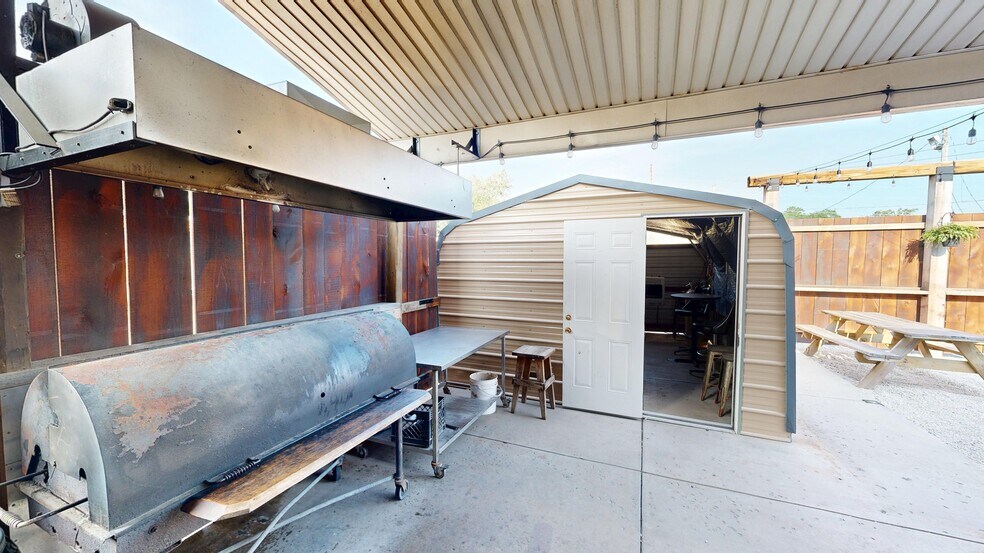 More Photos Of 46 S Leavitt Rd, Leavittsburg Bar For Sale
