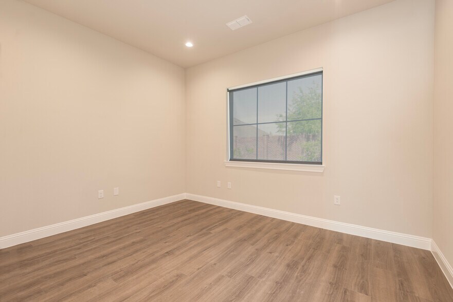 More Photos Of 2601 Little Elm Pkwy, Little Elm Office For Lease