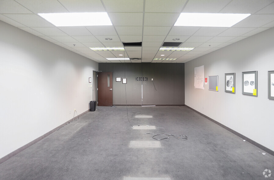 More Photos Of 1450 Commerce Pky, Franklin Manufacturing For Lease