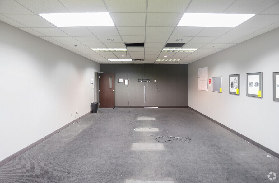 More Photos Of 1450 Commerce Pky, Franklin Manufacturing For Sale