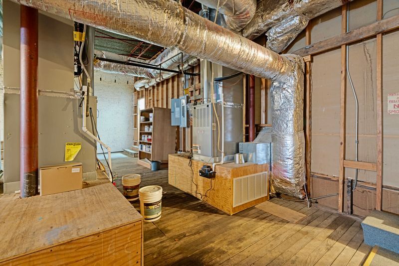 More Photos Of 20 North Plz, Paris General Retail For Sale