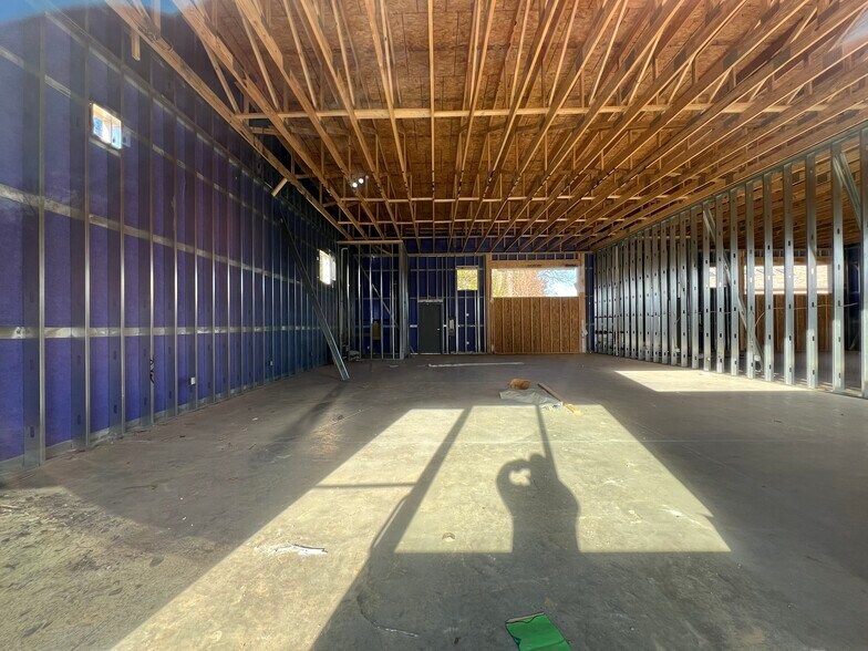 More Photos Of 3430 Acadia St, Fayetteville Showroom For Lease