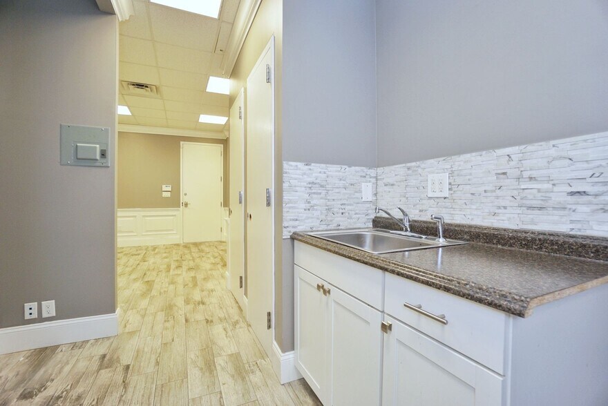 More Photos Of 260 Christopher Ln, Staten Island Medical For Lease
