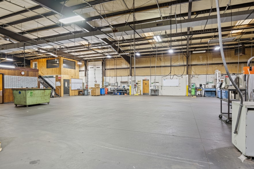 More Photos Of 913 Washington St, Graham Manufacturing For Sale