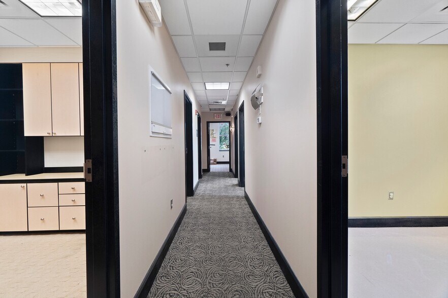 More Photos Of 191 W Plaza Dr, Mooresville Storefront Retail Office For Lease