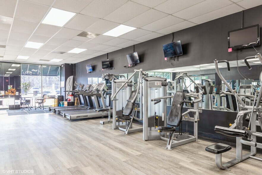 More Photos Of 366-380 Bank Dr, Mchenry Restaurant For Lease