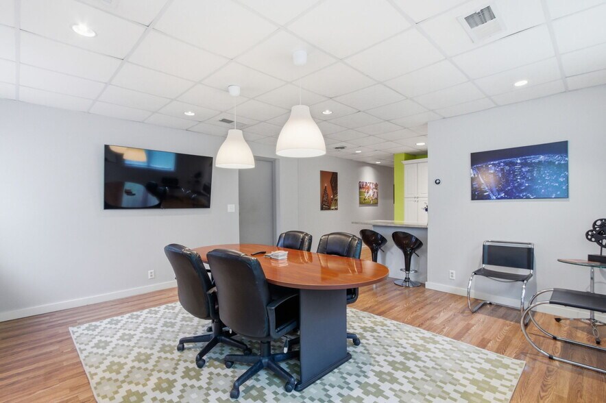 More Photos Of 7731 Traders Ln, Indianapolis Office For Sale