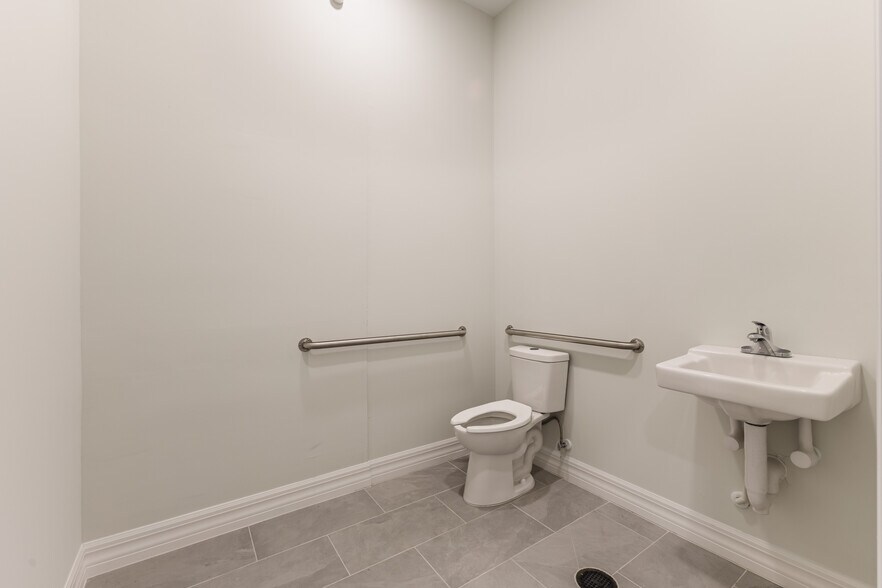 More Photos Of 8359 Stringfellow Rd, Saint James City Medical For Lease