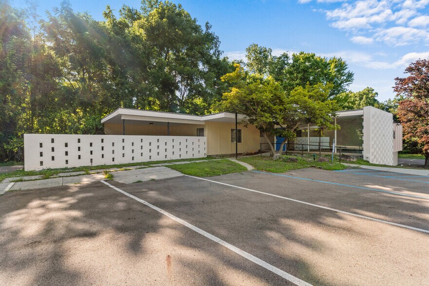More Photos Of 2532 Spring Arbor Rd, Jackson Medical For Sale
