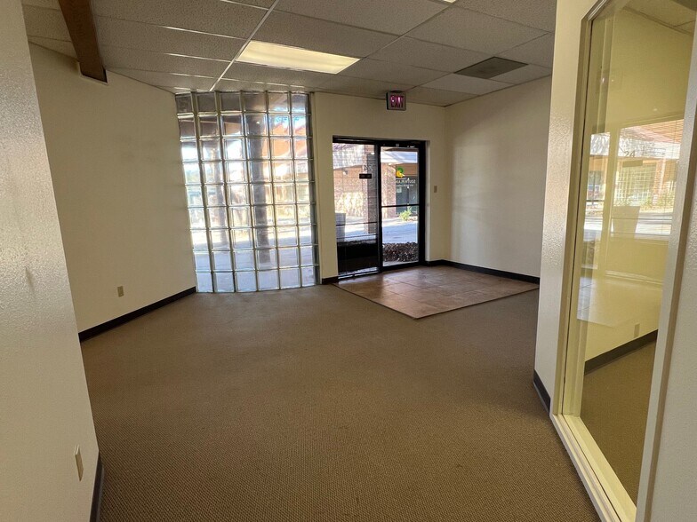 More Photos Of 4415-4417 71st St, Lubbock Office For Sale