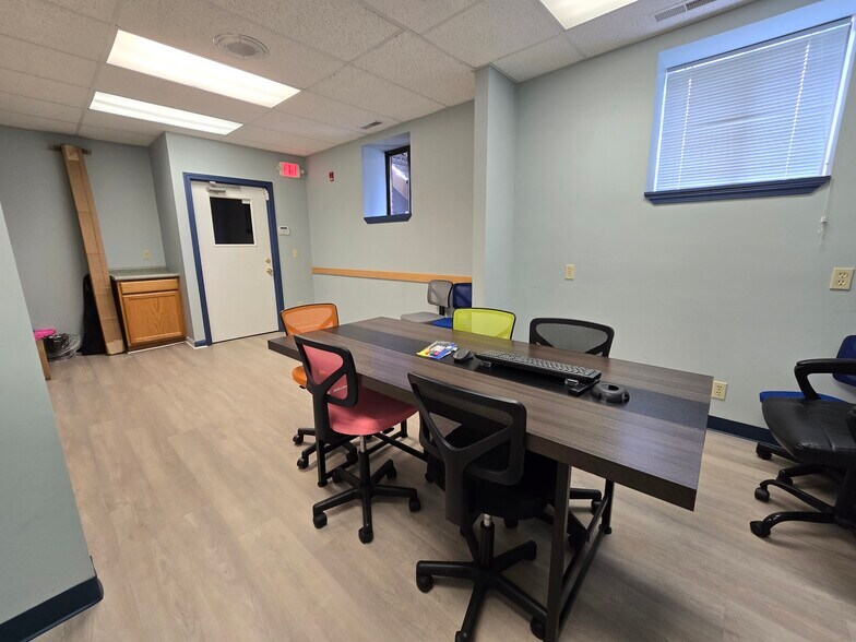 More Photos Of 41 Main St, Florence Loft Creative Space For Lease